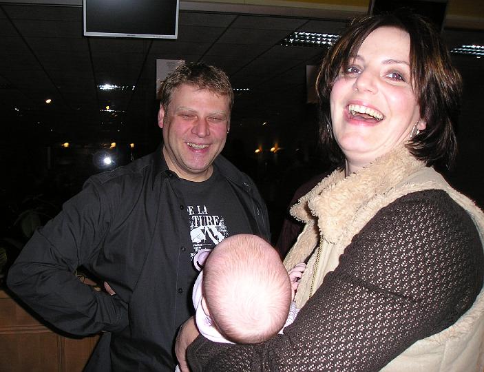Reinhold_Baby.JPG - Reinhold nimmt teil am Mutterglück der Schwägerin Karin (im Arm die brave Julia).