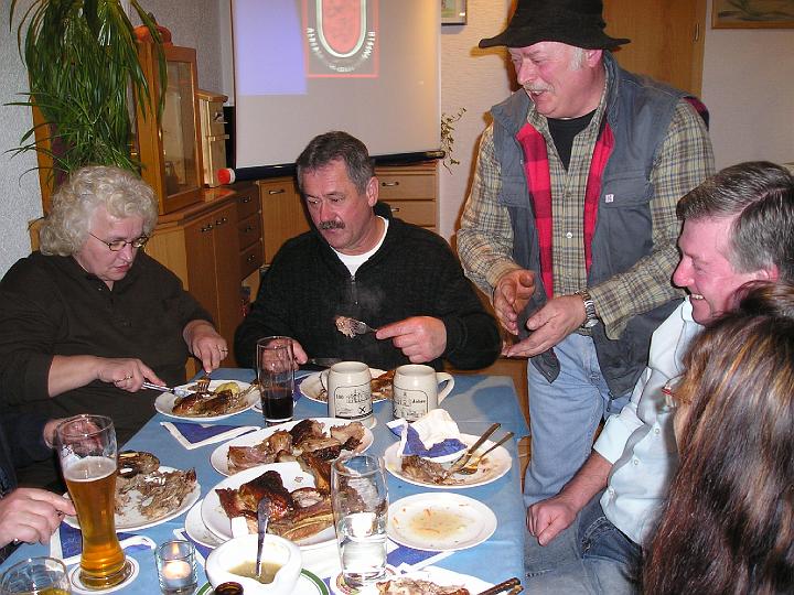 Appetit_gesund.JPG - Nachfassen ist erwünscht: unser Wirt Reinhold (mit Hut) hat sich wieder selbst übertroffen.