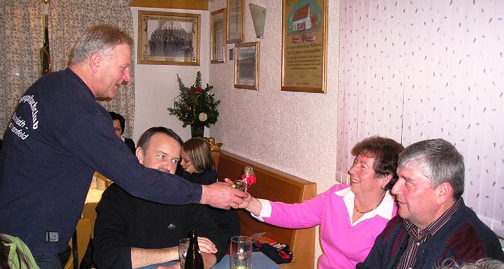 Dank_Boehm.JPG - Dank an die Vereinswirte: hier an Elisabeth und Franz Böhm ("Kleine Kneipe" in Altenstadt).