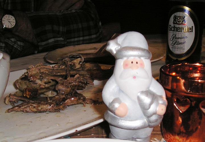 Deko.JPG - Da staunt selbst der Nikolaus: vom Augenschmaus bleiben nur noch die Knochen übrig.