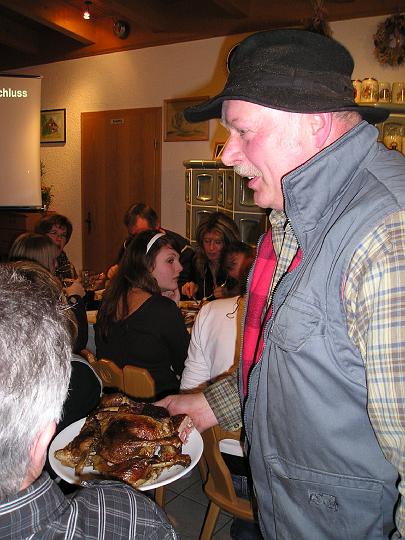 Nachschub.JPG - Reinhold bringt die letzten Reste unters Volk.