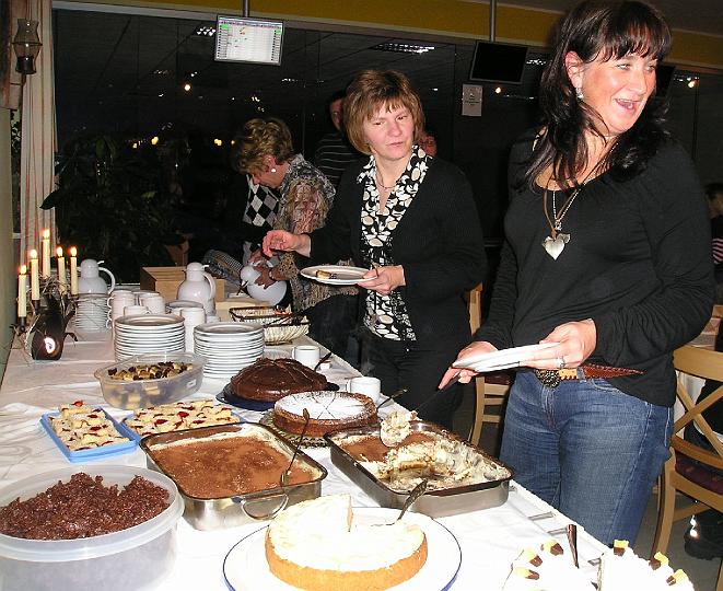 Kuchen_neu.JPG - Durfte zu späterer Stunde nicht fehlen: das Kuchen- und Tortenbüfett.