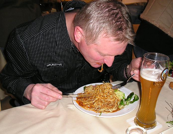 Spagetti.JPG - Spagetti-Essen ist nicht immer einfach.