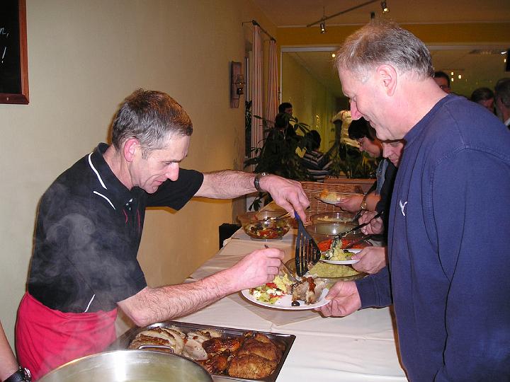 Essen_fassen.JPG - Der Präsident läßt sich bedienen: so läßt es sich aushalten.