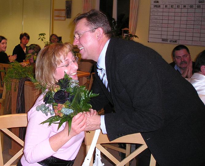 Gabi_Guenter.JPG - Gabi freut sich über den Blumenstrauß.