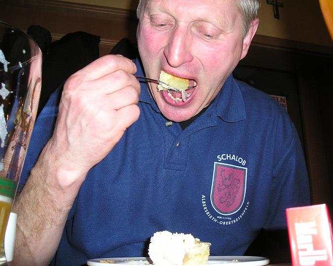 Hunger.JPG - Der Häusl-Franz is(s)t konzentriert bei der Sache.