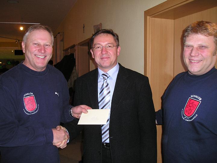 Praese_gratuliert.JPG - Präsident und Vergnügungswart gratulieren zu fünf Jahrzehnten.