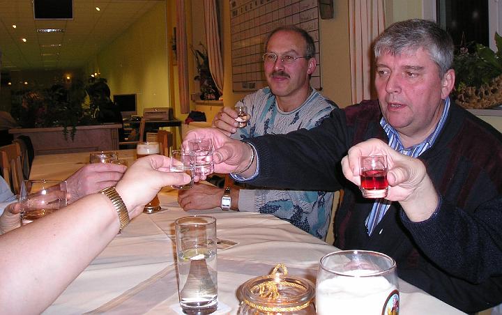 Prost.JPG - Nach dem Essen erleichtert Hochprozentiges die Verdauung.
