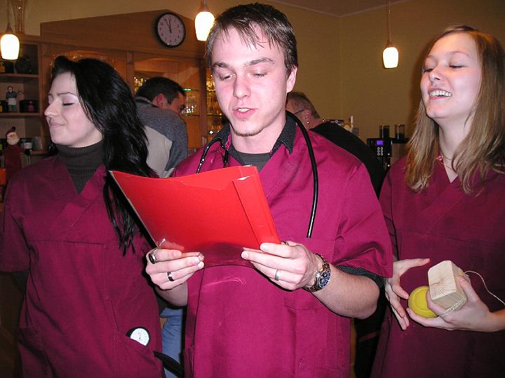 Rothemden.JPG - Die strenge Jury bewertet die Sporteinlagen des Jubilars.