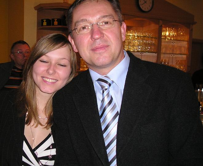 Vater_Tochter.JPG - Tochter sucht Stütze bei Vater.
