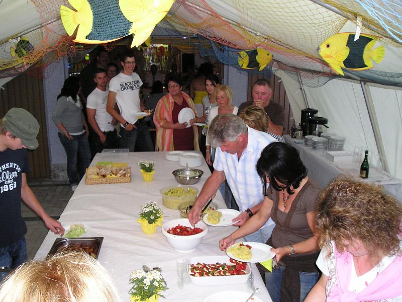 Essen_anstehen.JPG - Fehlt bei keiner Geburtstagsparty: das Bufett (in Trasafeld mit Ozean-Dekoration).