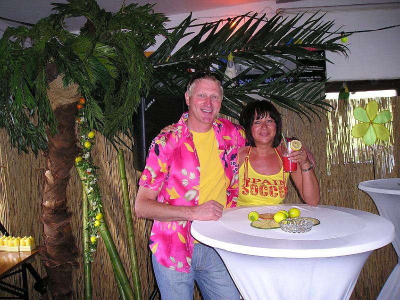 Heisl_Andrea.JPG - Der Häusl-Franz gratuliert kräftig seiner Schwägerin zum runden Geburtstag.