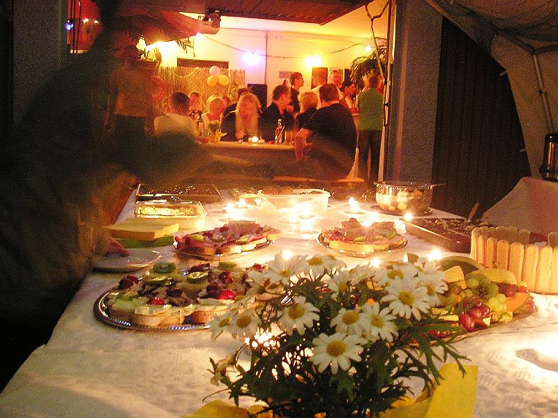 Kerzen_Bufett.JPG - Zu späterer Stunde: Häppchen, Kaffee und Kuchen bei Kerzenlicht.