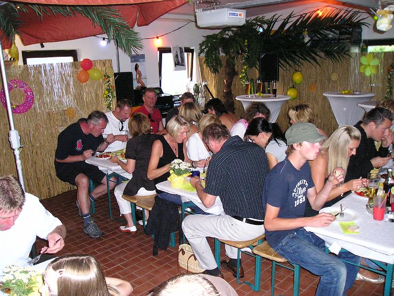 Mahlzeit.JPG - In einer Karibik-Umgebung ließen sich die Gäste das gute Essen schmecken.