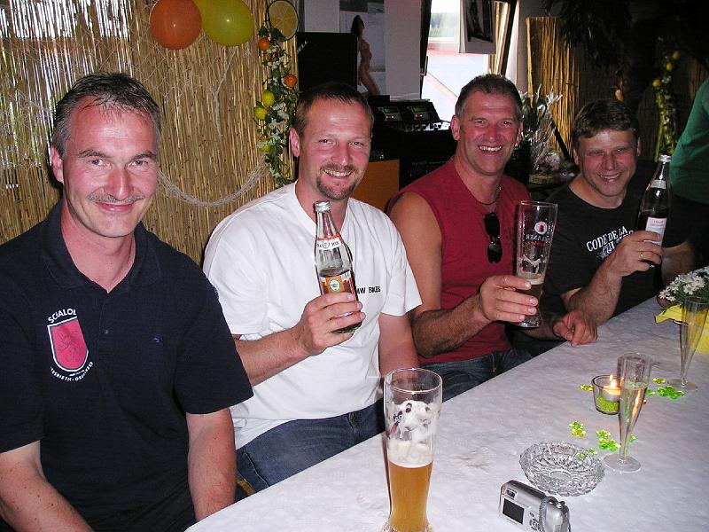 Quartett.JPG - Die Biker des Schalobs erzählen sich die Strand-Geschichten von ihrer letzten Tour in Italien.
