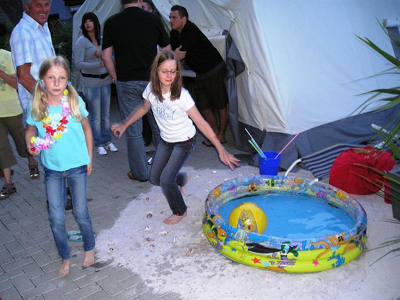 Strand_Kinder.JPG - Ein kleiner Strand vor dem Party-Zelt, da hatten die Kinder großen Spaß.
