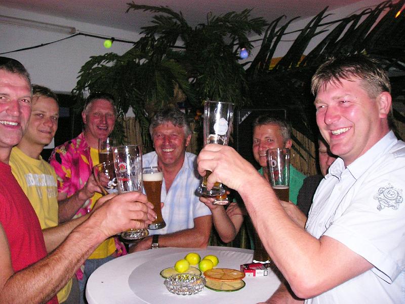 Strandjungs.JPG - Während die Herren an den Bistrotischen mal wieder gut versorgt sind....
