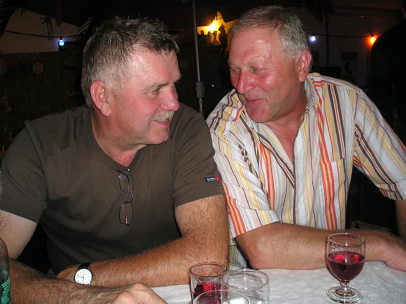 Weintrinker.JPG - Alfons und Lorenz, Vizepräsident und Präsident des Schalobs, harmonieren perfekt.