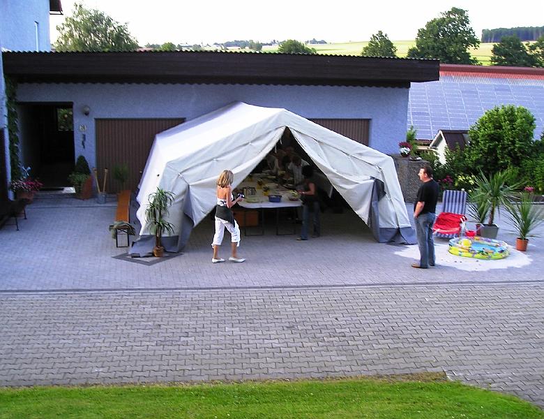 Zeltanbau.JPG - Das Schalob-Zelt diente als Party-Küche.
