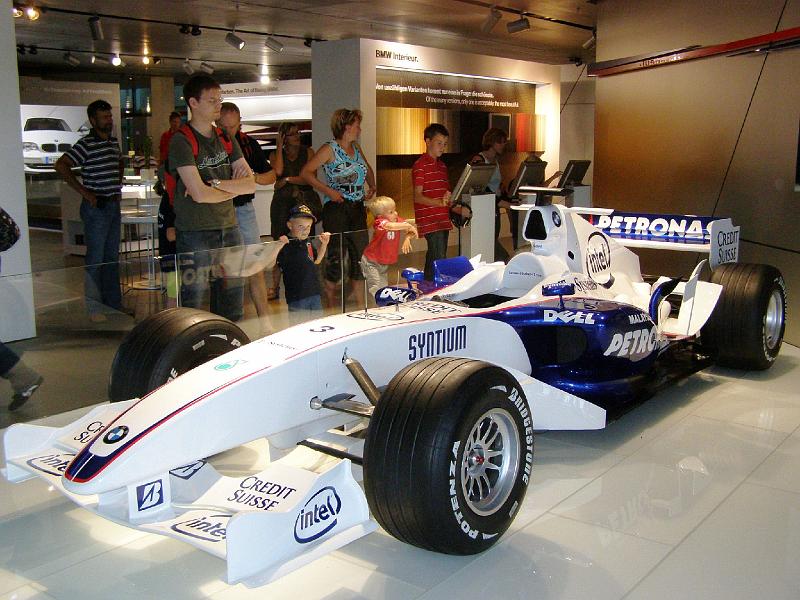 BMW_F_1.JPG - Ein Formel-1-Bolide zog die Besucher besonders an.