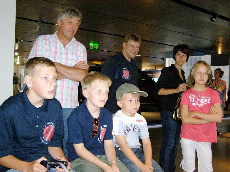 BMW_Kids_play.JPG - Die Kinder fühlten sich gleich zu den Simulationsgeräten hingezogen.