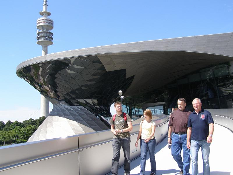 BMW_Uebergang.JPG - Kühne Architektur prägt die BMW-Welt (hier der Übergang zum BMW-Museum).