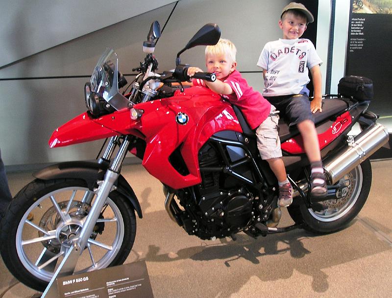Biker_Kids.JPG - Hier sind Arme und Beine noch nicht lang genug.