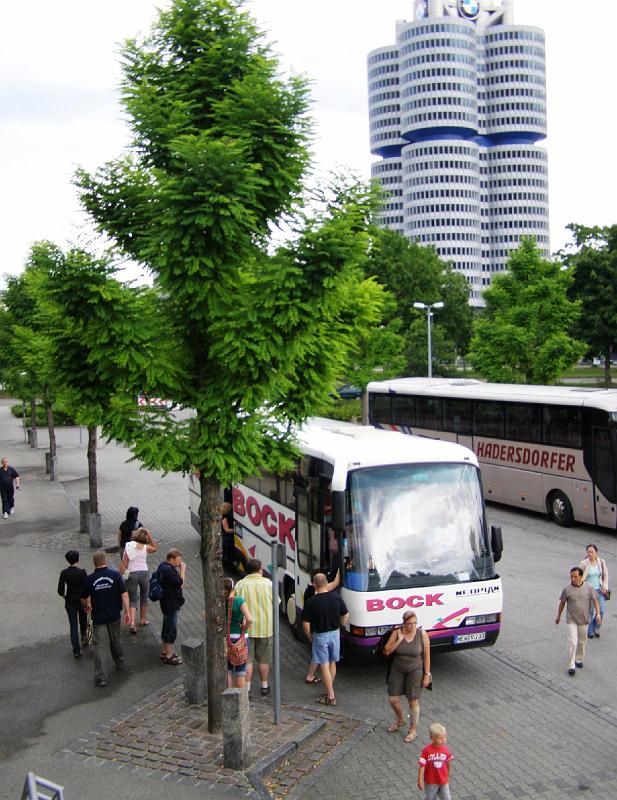 Busparken.JPG - Der Busparkplatz an der Olympia-Eishalle war der Ausgangspunkt für die Bescihtigungen (im Hintergrund das BMW-Verwaltungsgebäude).