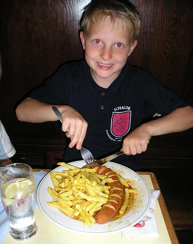 Curry_leuchten.JPG - Soooo eine Riesencurrywurst - da leuchten die Nicolas Augen.
