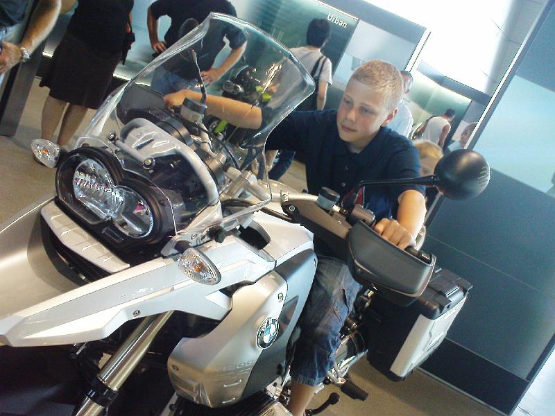 Flori_Biker.JPG - Früh übt sich.....Noch sind die Florian's Arme etwas zu kurz, aber bald....