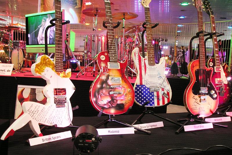 Gitarren.JPG - "The History of Rock" in der Eissporthalle: die Original-Instrumente bekannter Rock-Größen.