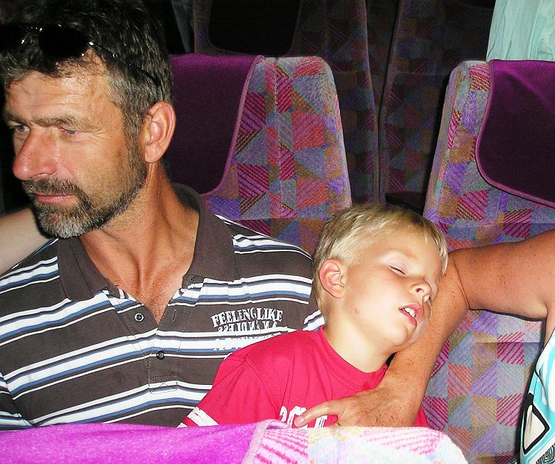 Kleinschlaefer.JPG - Auf der Heimfahrt schlafen die Kinder in den Armen der Eltern....