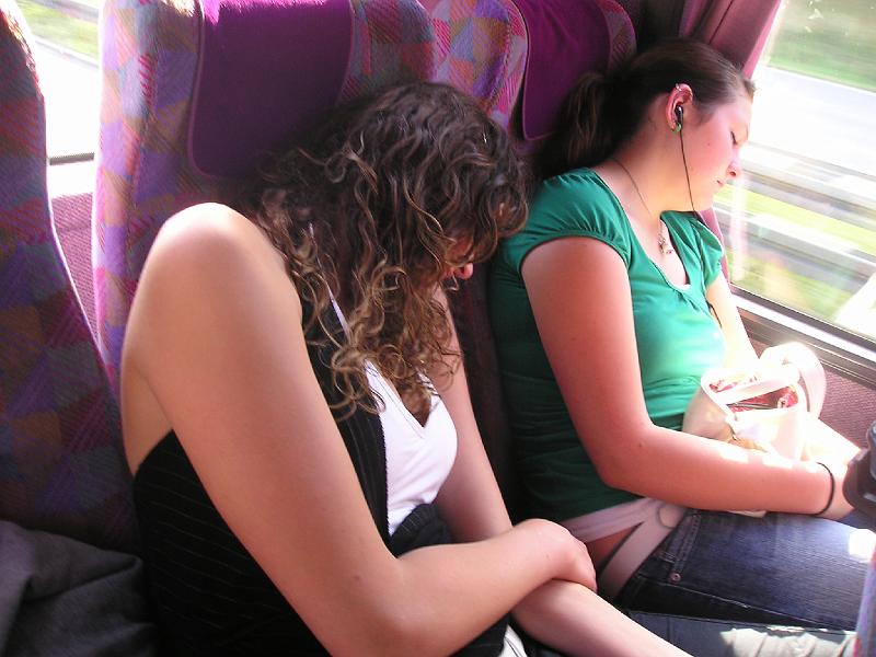 Lady_Muede.JPG - Offensichtlich ist im Bus die Schlafkrankheit ausgebrochen, sogar die sonst so agilen Jugendvertreter  hat's erwischt.