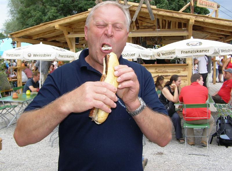 Praese_Hunger.JPG - Auch ein Präsident braucht mal einen kleinen Happen.
