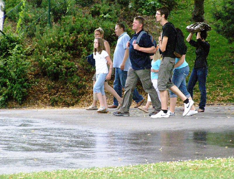 Regengaenger.JPG - Der Regen setzt ein - aber jetzt schnell zum Busparkplatz.