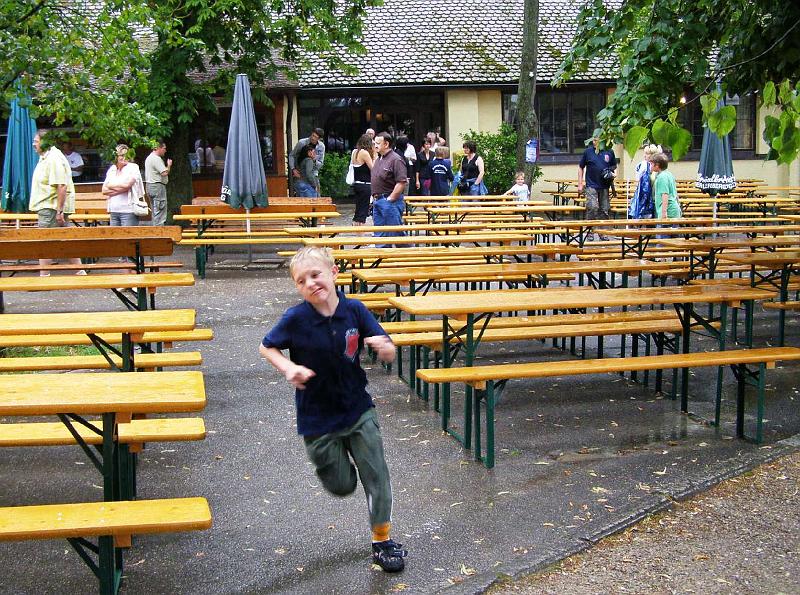 Regenlaeufer.JPG - Verregneter Biergarten auf dem Adlersberg: hier sind schnelle Beine gefragt.