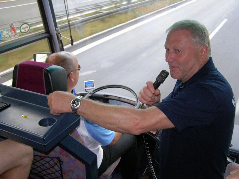 Servus_Praese.JPG - Die Tour geht zu Ende, der Präsident verabschiedet die Reisegruppe.