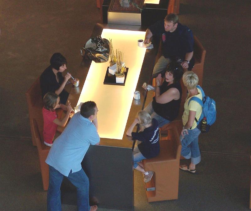 Snack.jpg - Kurzer Snack und Drink zwischendurch in der BMW-Welt.