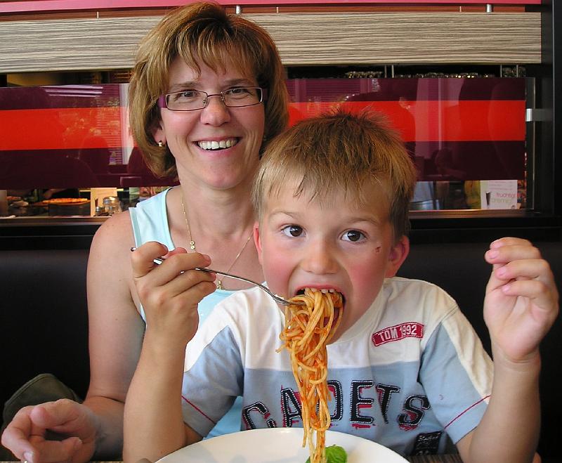 Spaghetti.JPG - Zeit zum Mittagessen: Michael verschlingt die Spaghetti gnadenlos.