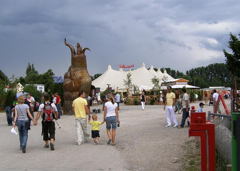 Tollwood_Gewitter.JPG - Der Himmel verdunkelt sich - die ersten Gewitterfront über dem Tollwood-Gelände.