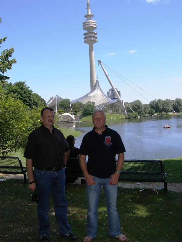 Turm_Hintergrund.JPG - Um die Mittagszeit waren schattige Plätze im Olympiapark gesucht.