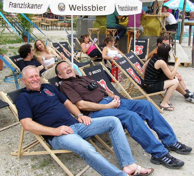 Weissbierschlaefer.JPG - Nach der kleinen Mahlrzeit ist ein wenig Ausruhen angesagt.