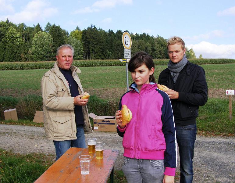 Essen_Station_2.JPG - Nach rund 8 Kilometern schmeckt die Brotzeit.