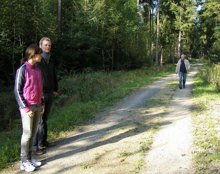 Lenz_warten.JPG - Warten auf den Präsidenten: offensichtlich hat er sich beim Torwandschießen überfordert.