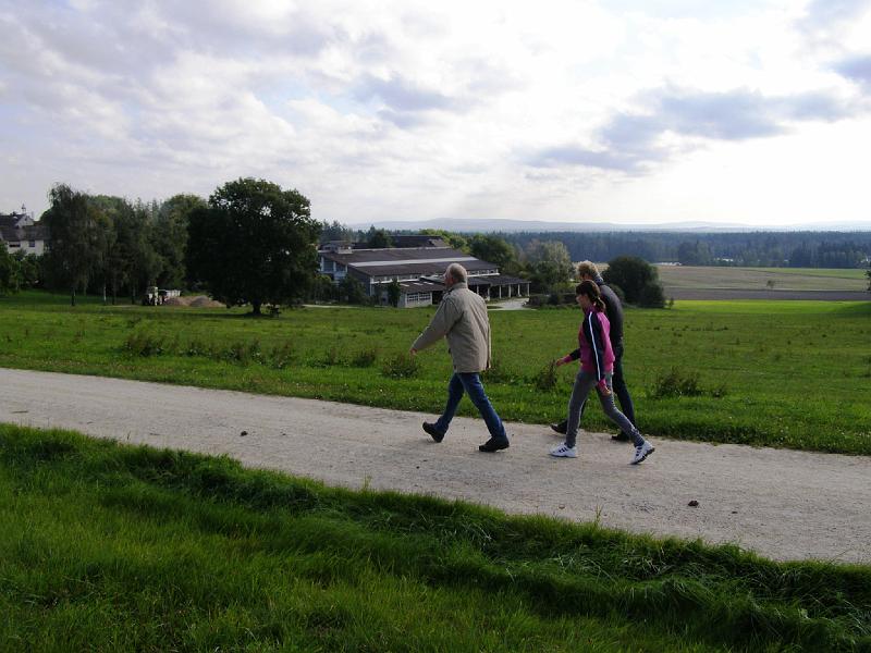 Muckental.JPG - Mit schnellen Schritten geht's zur Bierstation bei Muckental.