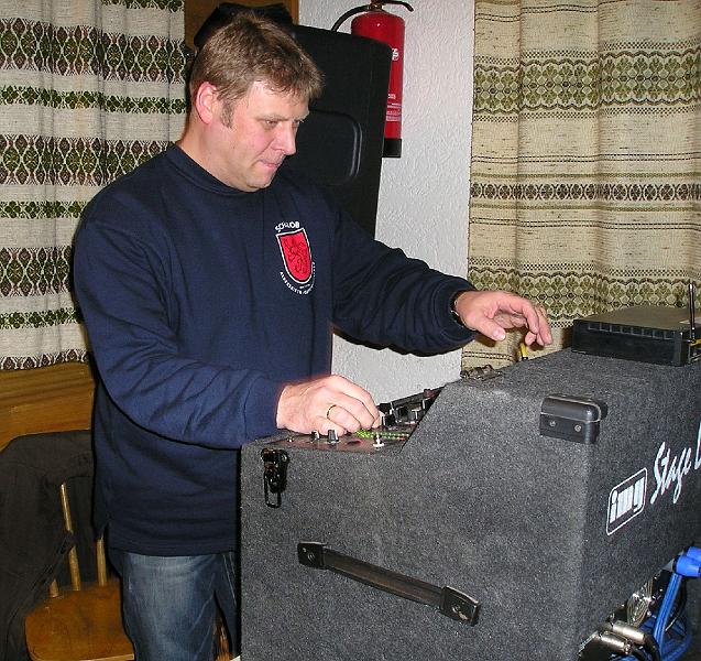 Disk_Jockey.JPG - Macht seiner Funktion als Vergnügunsgwart alle Ehre: Reinhold an der Musik-Maschine.