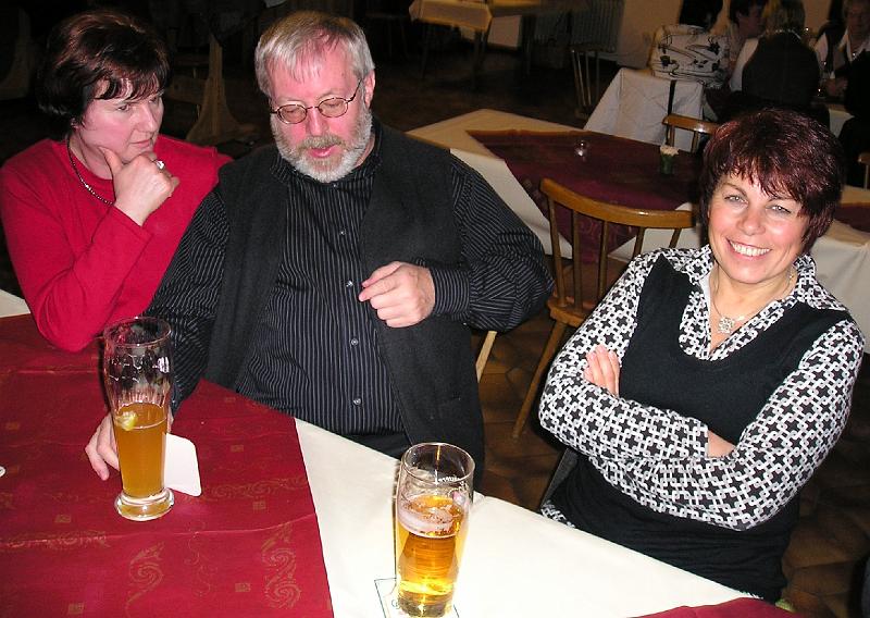 Johnny.JPG - Gerlinde links, Gerlinde rechts: Johnny, der Lehrer im Schalob-Team, hört gern zu.
