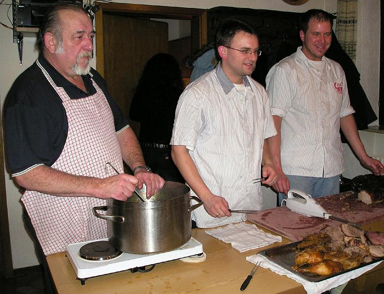 Koeche.JPG - Warteten mit leckerem Essen auf: das Bergler-Team aus Waldthurn.