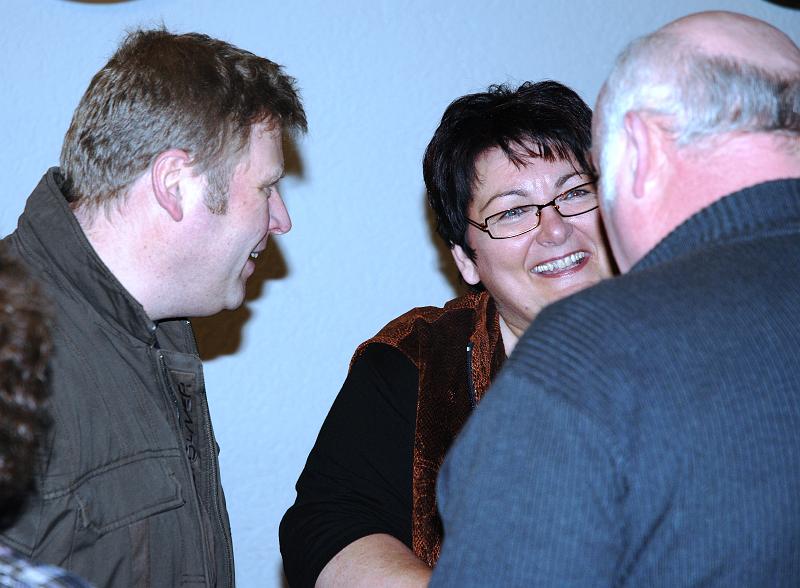 Komi_gratuliert.JPG - Durfte nicht fehlen: Pass-Stüberl-Wirt und Vergnügungswart (links).