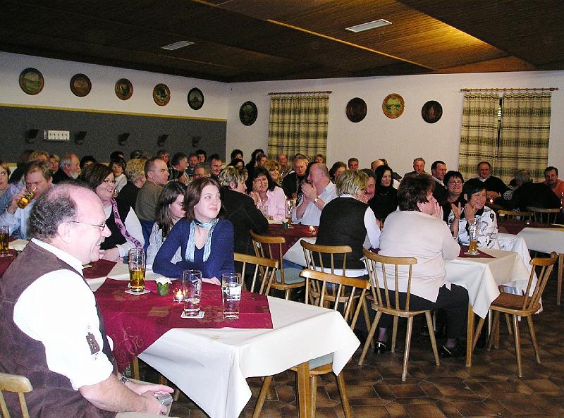 Saal_voll_2.JPG - Im Schützenhaus in Waldthurn war Platz für rund 90 Gäste.